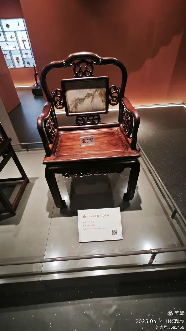 龙顺成由一间桌椅小铺,历经百年乱世而踞行业翘楚,得益于宫廷京作家具